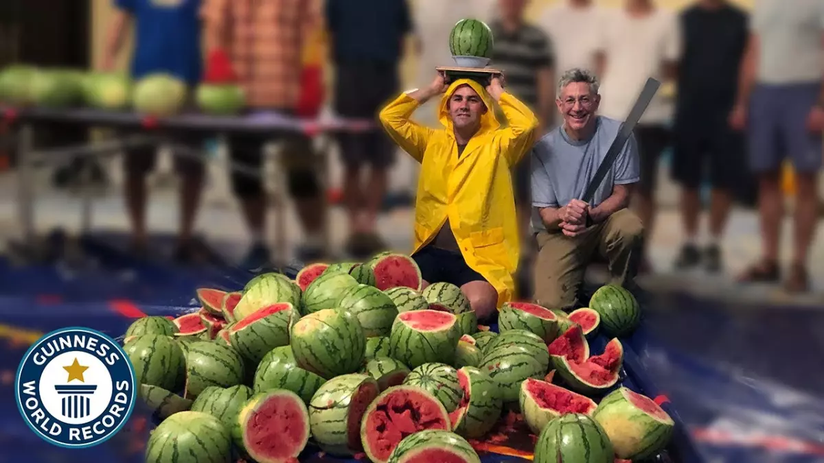 Incroyable : cet homme bat le record du monde du tranchage de pastèques avec son ventre !