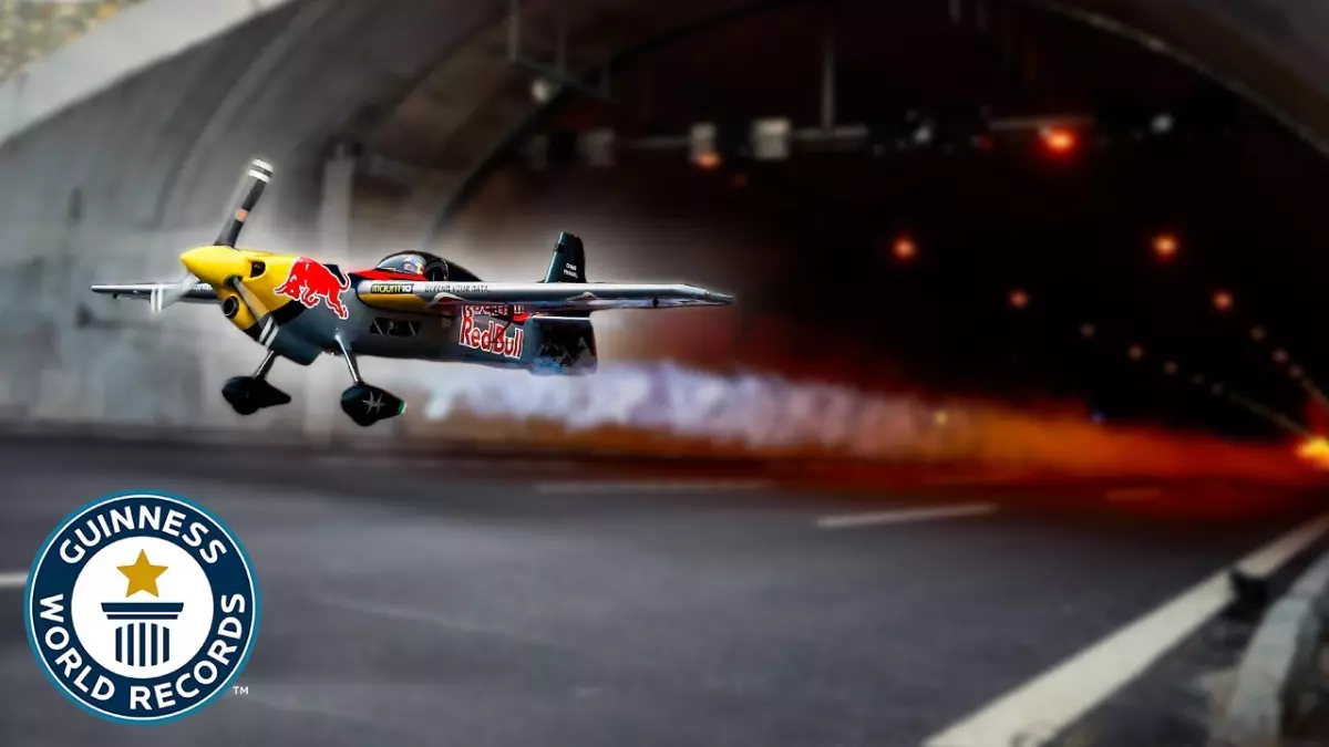 Incroyable record du Guinness World Records : Un avion vole à travers le plus long tunnel !