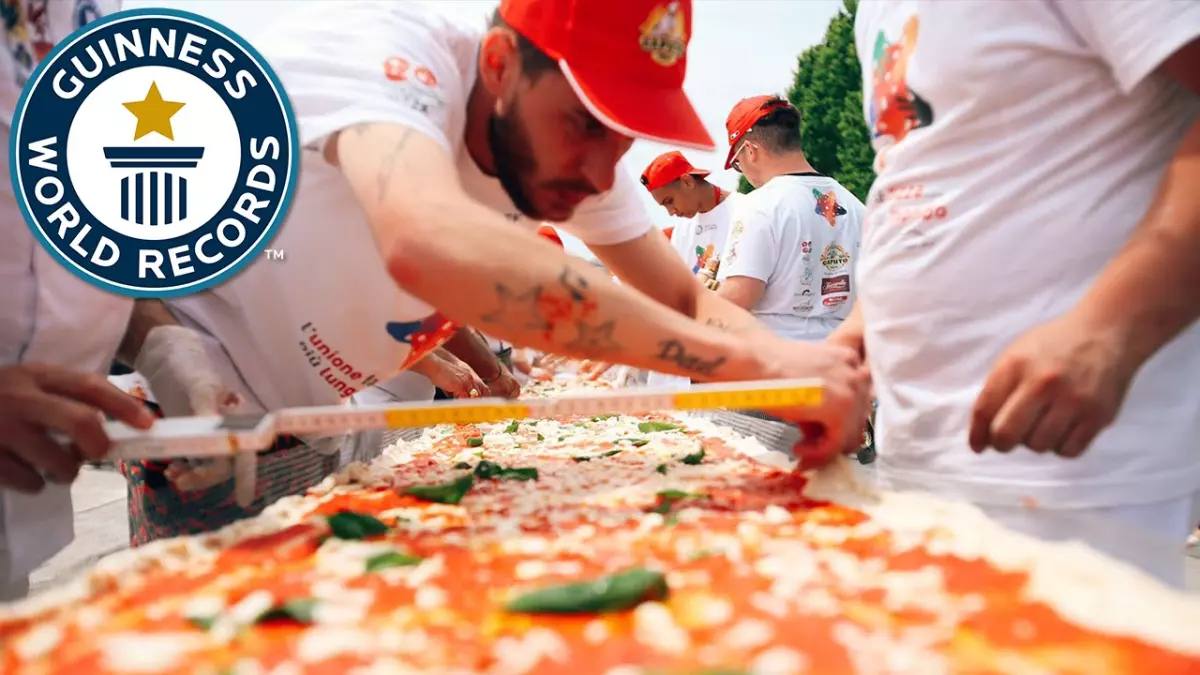 Incroyable record mondial ! La plus longue pizza jamais réalisée mesure plus d'un mile de long !