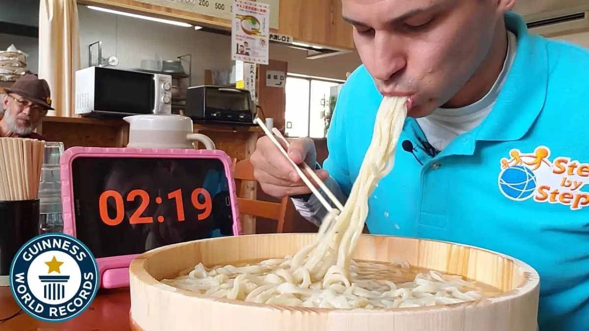 Jeremy Lanig établit un record mondial incroyable en mangeant des nouilles udon !