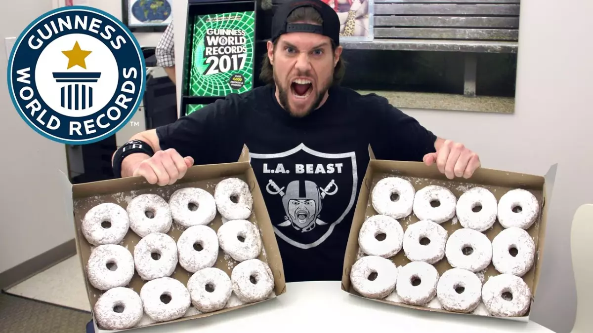 L.A. Beast bat un record du monde Guinness avec une performance incroyable de dégustation de beignets en poudre!
