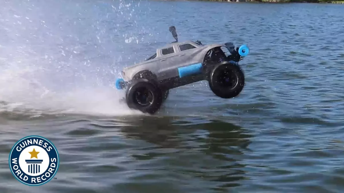 Un exploit incroyable : Une voiture télécommandée bat le record de distance parcourue sur l'eau !