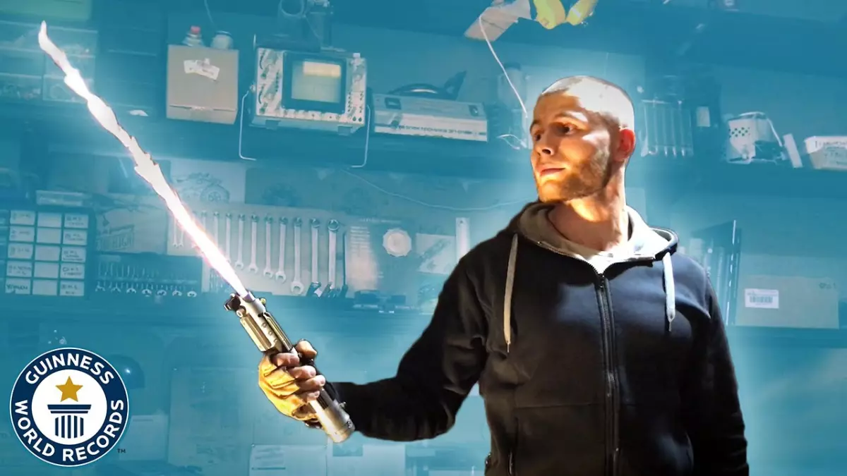 Un fan de Star Wars réalise l'impensable : un sabre laser rétractable fonctionnel!
