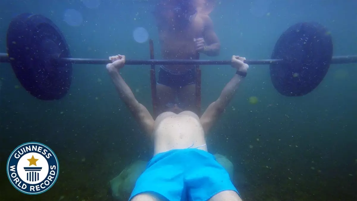 Vitaly Vivchar établit un incroyable record du monde de développé couché sous l'eau